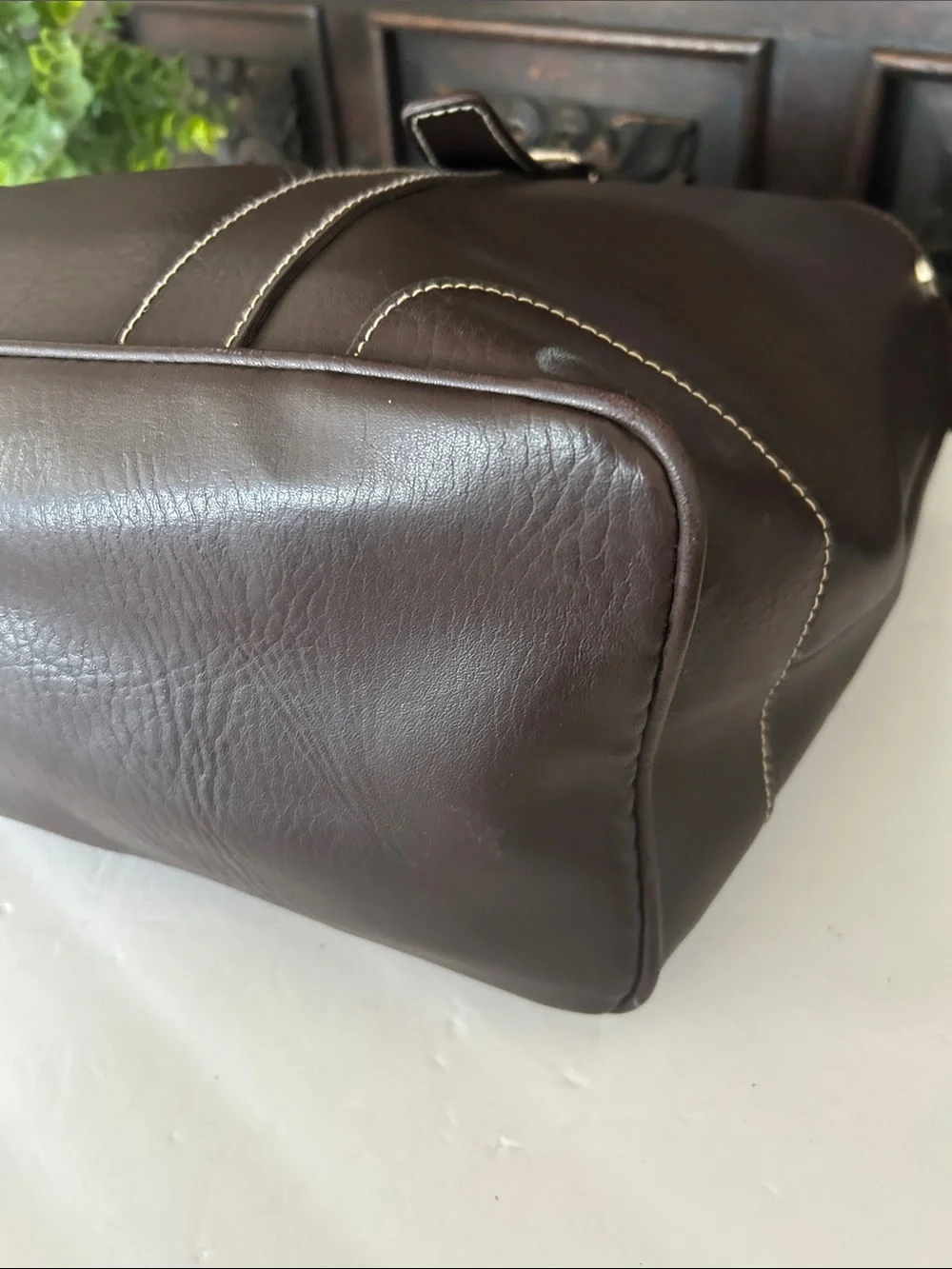 Classic Brown Leather Tote Bag with Contrasting Stitching